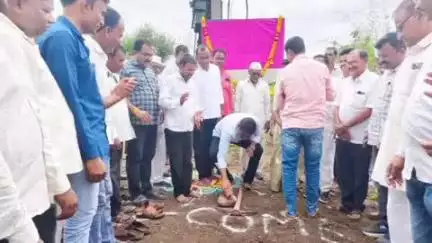 सिंदखेड राजा: सावखेड नागरे येथे आमदार मनोज कायंदे यांच्या हस्ते पुर संरक्षक भिंतीच्या बांधकामांचे भुमिपुजन
