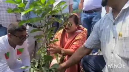 হেলেম: গহপুৰত বন বিভাগৰ চতুৰ্থ শ্ৰেণীৰ কৰ্মচাৰীৰ গছপুলি ৰোপন কাৰ্যসূচীত সমজিলা আয়ুক্ত লুকুমণি বৰাৰ অংশগ্ৰহণ