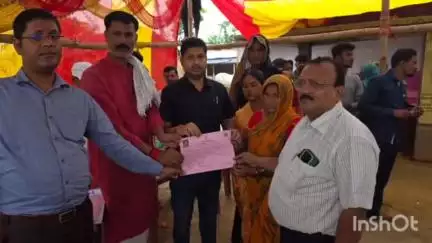 गम्हरिया: दुलार पिपराही में छह महादलित परिवारों को बंदोबस्ती ई-पर्चा दिया गया