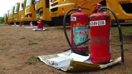 செய்யாறு: அறிஞர் அண்ணா கலைக் கல்லூரி மைதானத்தில் பள்ளி வாகனங்களை சார் ஆட்சியர் பல்லவிவர்மன் ஆய்வு