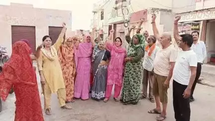 रतनगढ़: रतनगढ़ कस्बे बार-बार बिजली कटौती से परेशान लोगो ने विभाग के विरुद्ध नारेबाजी कर किया प्रदर्शन#jansamasya