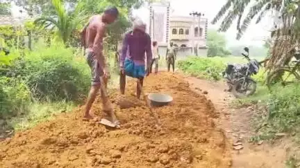 কোতুলপুর: প্রশাসনকে জানিয়েও কাজ হয়নি, মির্জাপুরের ব্যবহার্য রাস্তা নিজেরাই সারানোর উদ্যোগ নিলেন মানুষ #jansamasya