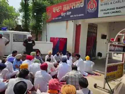 ਬਾਘਾ ਪੁਰਾਣਾ: ਪਿੰਡ ਸੁਖਾਨੰਦ ਵਿਖੇ ਦੋ ਧਿਰਾਂ ਦੀ ਹੋਈ ਤਕਰਾਰਬਾਜੀ ਤੋਂ ਬਾਅਦ ਅਕਾਲੀ ਦਲ ਦੇ ਬਲਾਕ ਸੰਮਤੀ ਮੈਂਬਰ ਦੇ ਬੇਟੇ ਤੇ ਮਾਮਲਾ ਦਰਜ ਕਰਨ ਦਿੱਤਾ ਧਰਨਾ