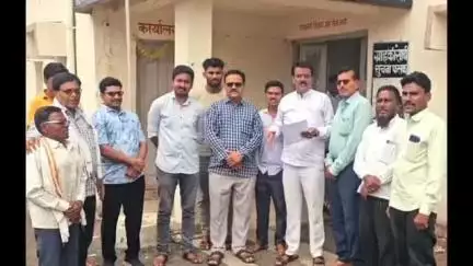 लोणार: विजेच्या लपंडावामुळे नागरिक त्रस्त,विजेचा लपंडाव बंद करा - ठाकरे गट शिवसेना जिल्हा संघटक डॉ.गोपाल बछिरे #Jansamasya