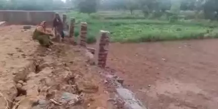 डंडई: डंडई प्रखंड कार्यालय में बारिश से ढही नवनिर्मित कर्मचारी भवन की चारदीवारी, निर्माण में लापरवाही का आरोप