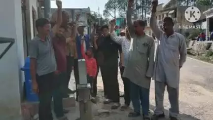 स्याल्दे: इकूखेत बाजार में पानी की प्यास बुझाने वाला हैंडपंप हुआ खराब, व्यापारियों ने किया प्रदर्शन