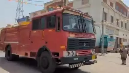 श्रीविजयनगर में भीषण गर्मी से राहत दिलाने हेतु नगर पालिका ने सड़कों पर करवाया पानी का छिड़काव