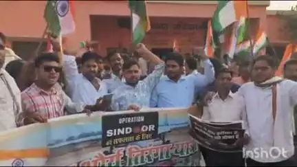सिकंदराराऊ: सिकंदरा राऊ के भाजपा विधायक ने सेना के सम्मान में देशभक्ति के गीतों के साथ लोगों के साथ निकाली तिरंगा यात्रा