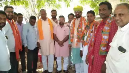 गांगड़तलाई: गांगडतलाई में पंचायत समिति वार्ड 10 के उपचुनाव हेतु रैली के रूप में पहुंचे भाजपा प्रत्याशी ने सौंपा नामांकन
