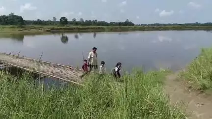 ঢকুৱাখানা ভাগ: মৰনৈ গাঁও পঞ্চায়তত জৰাজীৰ্ণ বাঁহৰ দলঙেদি বিপদজনক ভাবেই অহাৰ যোৱা কৰে১০খন গাঁৱৰ ছাত্র ছাত্ৰী আৰু পথাচাৰী #jansamasya