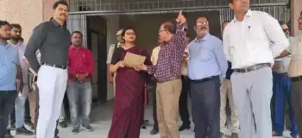 भीटी: जयप्रकाश नारायण सर्वोदय विद्यालय प्रतापपुर चमुर्खा पहुंची नोडल अधिकारी, मचा हड़कंप और किया निरीक्षण