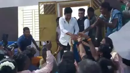 குளத்தூர்: கல்லுக்குவியல் பட்டியில் திருநங்கைகளுக்கு கட்டி முடிக்கப்பட்ட வீடுகளை வழங்கினார் தமிழக துணை முதலமைச்சர் உதயநிதி ஸ்டாலின்