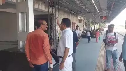 सुमेरपुर: सुमेरपुर के जवाई बांध रेलवे स्टेशन पर आम जन को हो रही समस्या को लेकर अजमेर मंडल के डीआरयूसीसी सदस्य ने किया निरीक्षण