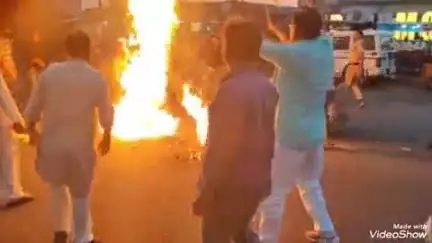 बेगमगंज: बेगमगंज में कांग्रेस कार्यकर्ताओं ने किया विरोध प्रदर्शन, डिप्टी CM जगदीश देवड़ा व मंत्री विजय शाह का जलाया पुतला