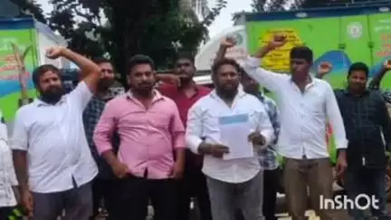 రేషన్ పంపిణీ వాహనాలను రద్దు చేయాలన్న ప్రభుత్వ నిర్ణయం వెంటనే ఉపసంహరించుకోవాలని ఎండీయు ఆపరేటర్లు కోటఉరట్లలో ధర్నా