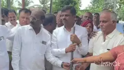 ತರೀಕೆರೆ: ಲಕ್ಕವಳ್ಳಿಯಲ್ಲಿ ರಸ್ತೆ ಕಾಮಗಾರಿಗೆ ಶಾಸಕ ಶ್ರೀನಿವಾಸ್ ಗುದ್ದಲಿ ಪೂಜೆ