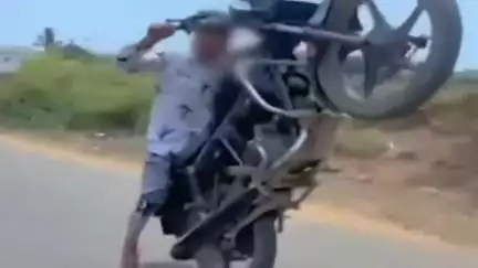 હળવદ: ગ્રામ્ય વિસ્તારમાં જોખમી રીતે બાઈક સ્ટંટ કરતા યુવકનો વિડીયો સોશિયલ મીડિયામાં વાયરલ, પોલીસ તપાસ શરૂ