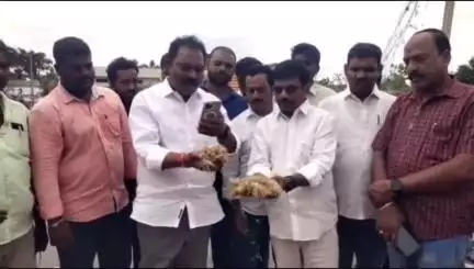 బోయిన్‌పల్లి: మల్లాపూర్ లో ధాన్యం కొనుగోలు కేంద్రాలను సందర్శించి పరిశీలించిన మాజీ MLA సుంకే రవిశంకర్ ;వెంటనే కొనుగోలు చేయాలని డిమాండ్