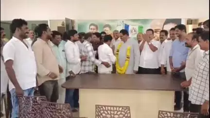 ఆచంట: తూర్పుపాలెంలో వైసిపి అడ్వైజరీ కమిటీ మెంబర్ గా నియమితులైన శ్రీరంగనాథరాజును సన్మానించిన వైసిపి నాయకులు