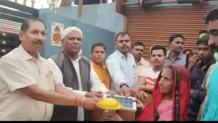 सिमरिया: चौथा गांव: हाथी से प्रभावित लोगों को वन विभाग ने सोलर लाइट व चूल्हा वितरित किए
