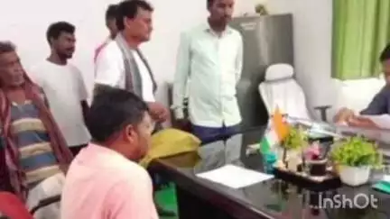 गोपीकांदर: ग्रामीणों ने बीडीओ को सौंपा नायकी पद से त्यागपत्र, महालों गांव में नए नायकी पद की बहाली हेतु हुई ग्राम सभा