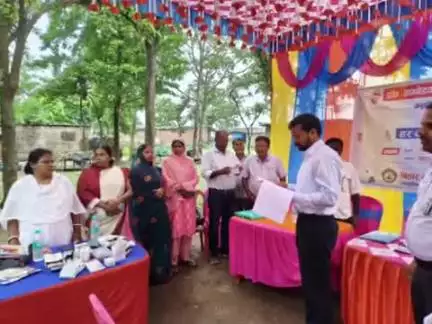बहादुरगंज: बहादुरगंज प्रखंड के भाटाबाड़ी पंचायत में जिलाधिकारी की अध्यक्षता में विकास शिविर का आयोजन किया गया