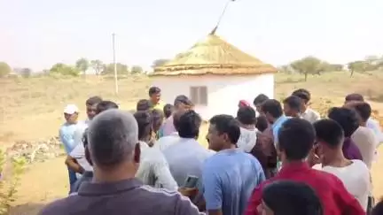 नवलगढ़: झाझड़ गांव के जोहड़ में अतिक्रमण को लेकर ग्रामीणों का फूटा आक्रोश, युवकों को दौड़ने से मना करने पर मामला बढ़ा