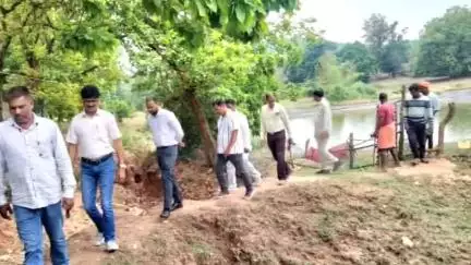 केरेडारी: फूसरी गांव में मूलभूत सुविधाओं के लिए बीडीओ और सीओ ने की संयुक्त जांच