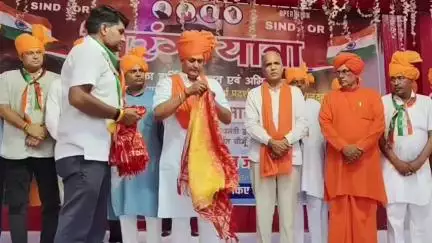 चौमूं: चोंमू में सेना के सम्मान में 251 मीटर लंबे तिरंगे के साथ हजारों लोगों ने निकाली तिरंगा यात्रा, मंत्री ने दिखाई हरी झंडी