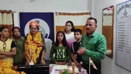 खाचरौद: बालिका पहलवानों ने खाचरौद में SDOP पुष्पा प्रजापति को स्थानांतरित होने पर किया सम्मानित
