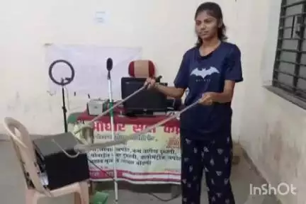 आरमोरी: वैरागड महसूल मंडळ भवनात निघालेल्या विषारी नागाला महिला सर्पमित्राने जिवदान