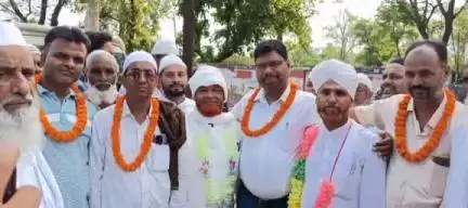 सतबरवा: ताबर गांव से शिक्षक दंपति समेत चार लोग हज के लिए मक्का मदीना रवाना, मुखिया और ग्रामीणों ने दी विदाई