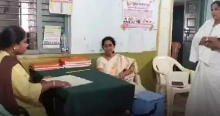 తాడ్వాయి: తాడ్వాయి పిహెచ్సిలొ నిర్వహిస్తున్న వ్యాక్సినేషన్ ప్రక్రియను పరిశీలించిన : జిల్లా ఎన్సీడీ ప్రోగ్రాం అధికారి శిరిష
