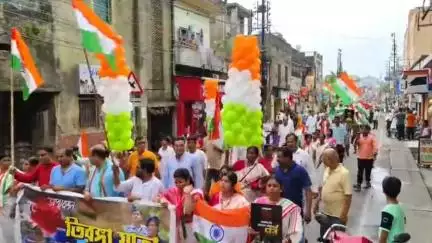 সিঙ্গুর: দেড়শ ফুট ভারতীয় পতাকা নিয়ে হুগলির চন্দননগর বিধানসভার তিন বিজেপির মন্ডল সভাপতি নেতৃত্বে মহা মিছিল