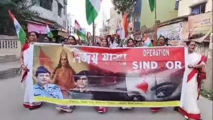 চাঁচল ১: ভারতীয় বীর সেনাদের প্রতি শ্রদ্ধা জ্ঞাপন জানিয়ে হসপিটাল মোড় এলাকা থেকে বেরোলো বিজয়যাত্রা মহিলাদের
