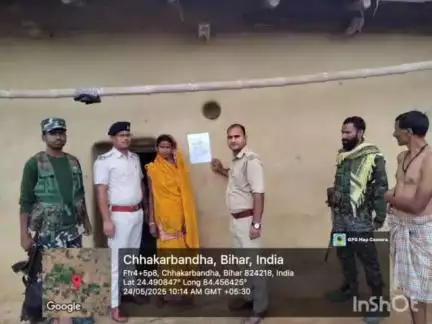 पड़वा: पड़वा पुलिस ने फरार आरोपी के घर पर इश्तेहार चिपकाया
