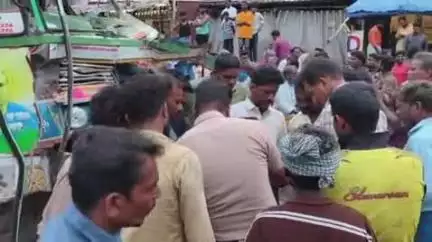 பண்ருட்டி: பணிக்கன் குப்பத்தில் இரும்பு ஏற்றி வந்த கனரக வாகனம் கட்டுப்பாட்டை இழந்து வாகனங்களின் மீது மோதி விபத்து- ஒருவர் பலி