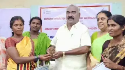 செஞ்சி: செஞ்சி தனியார் விடுதியில் சுய தொழில் பயிற்சி முடித்த பெண்களுக்கு பாராட்டு சான்றிதழ் வழங்கிய MLA