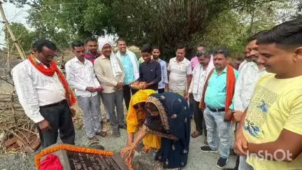 रमकंडा: मंगराही गांव में पीसीसी सड़क निर्माण कार्य का शिलान्यास हुआ