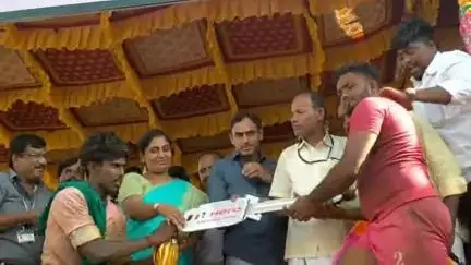 நல்லம்பள்ளி: தடங்கம் பகுதியில் ஜல்லிக்கட்டு போட்டி
 முதல் பரிசு ஒரு லட்சம் மதிப்பிலான இருசக்கர வாகனம் வழங்கப்பட்டது..