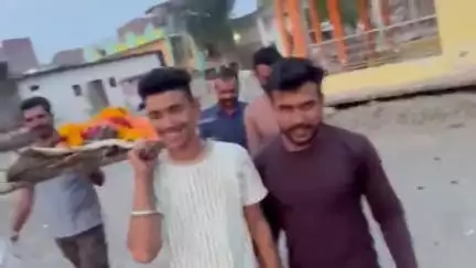 घट्टिया: बिछड़ोद में करंट लगने से वानर राज की हुई मौत, ग्रामीणों ने विधि-विधान से किया अंतिम संस्कार