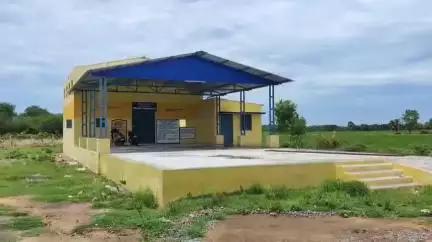 கும்பகோணம்: சூறாவளி காற்றுடன் பெய்த மழையினால் 300 மீட்டர் தூரத்திற்கு மேற்கூரை பறந்து சென்றதில் உயிர் சேதம் தவிர்ப்பு