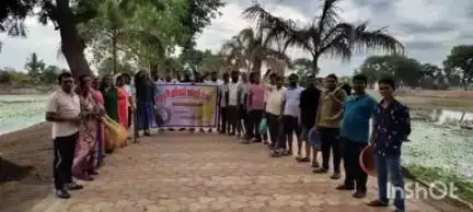 मगरलोड: ग्राम खिसोरा के शीतला माता मंदिर परिसर एवं शीतला तालाब में अधिकारी कर्मचारी संगठन ने चलाया स्वच्छता अभियान