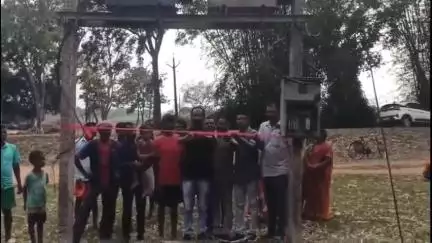 कुडू: कोलसिमरी में सांसद सुखदेव भगत के प्रयास से ट्रांसफार्मर लगा, सांसद प्रतिनिधि लाल बिकास नाथ साहदेव ने किया उद्घाटन