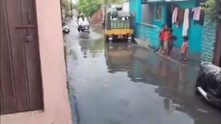 देगलूर: देगलूर येथे फुलेनगर आणि जिया कॉलनी भागात नाल्याचे घाण  पाणी नागरिकांच्या घरात, निवेदन देऊनही नगरपालिकेचे दुर्लक्ष