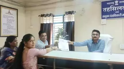 महागाव: शेतकरी आत्महत्या थांबविण्यासाठी शेतकऱ्याना कर्जमाफी द्या, राष्ट्रवादी (श. प.) तालुकाध्यक्षा रणवीरचे तहसीलदारांना निवेदन