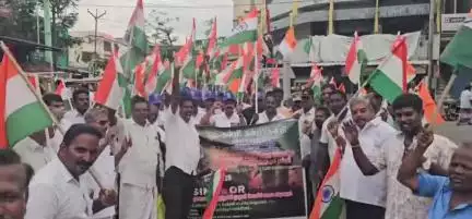 திருத்தணி: ஆபரேஷன் சிந்தூர்  வெற்றியை தொடர்ந்து  திருத்தணியில் தேசியக்கொடி கையில் ஏந்தி பாஜகவினர் பேரணி
