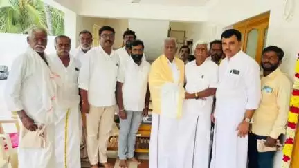சூளகிரி: அங்கொண்டப்பள்ளி ஊர்கவுண்டர் தலைமையில் திமுகவினர் காவேரிப்பட்டிணத்தில் கேபி முனுசாமி முன்னிலையில் அதிமுகவில் ஐயக்கியம்