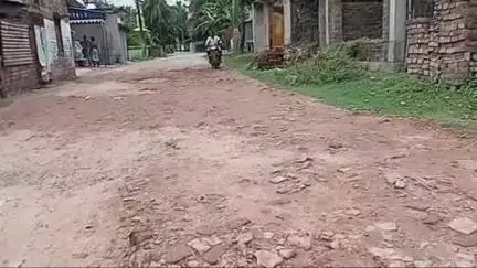 বারাসত ২: বারাসত ২ নম্বর ব্লকের পাকদহ নজরুল সংঘ থেকে রাসখেলা পর্যন্ত ৪ কিমি বেহালা রাস্তা সংস্কারের দাবি গ্রামবাসীদের #jansamasya