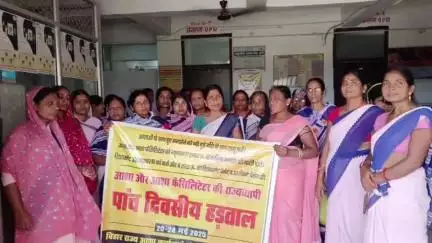 सुप्पी: प्रखंड के सामुदायिक अस्पताल में आशा कार्यकर्ताओं का प्रदर्शन